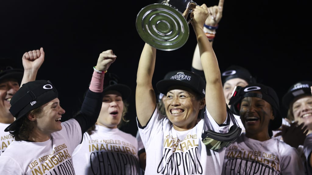 Ayami Sato lifts the trophy.