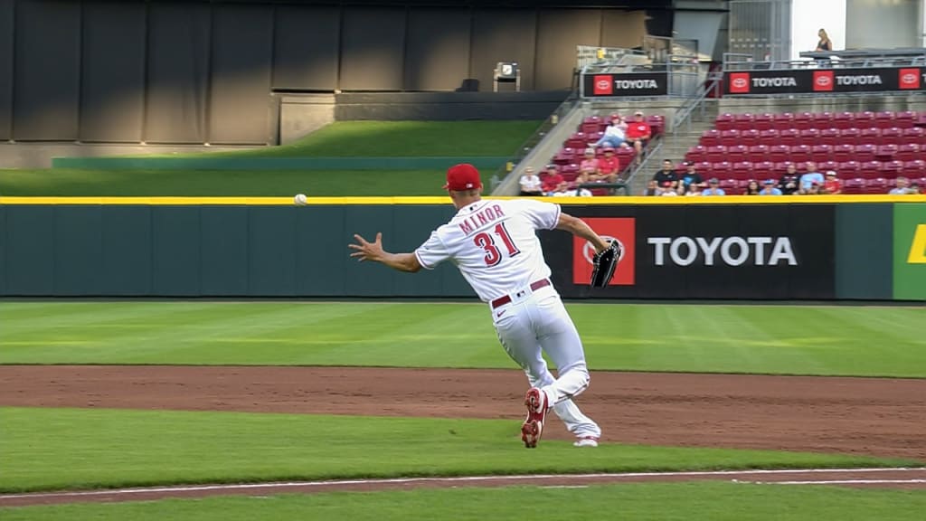 Cards' Molina catches up, throws out runner in 1st action