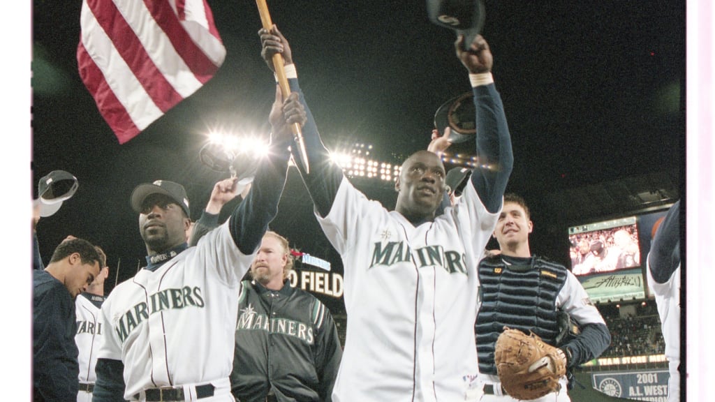 Mariners Will Pay Tribute to 2001 Team with a Statue at T-Mobile Park
