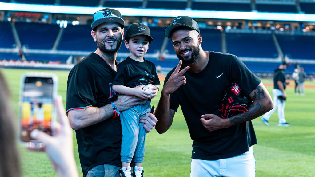 Marlins introducing fan section with instruments in Comunidad 305