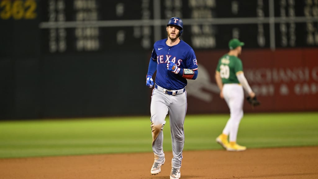 Kyle Higashioka signs contract with Rangers