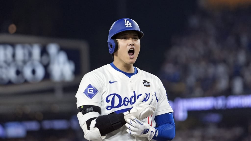 Shohei Ohtani doubles, advances to third on error