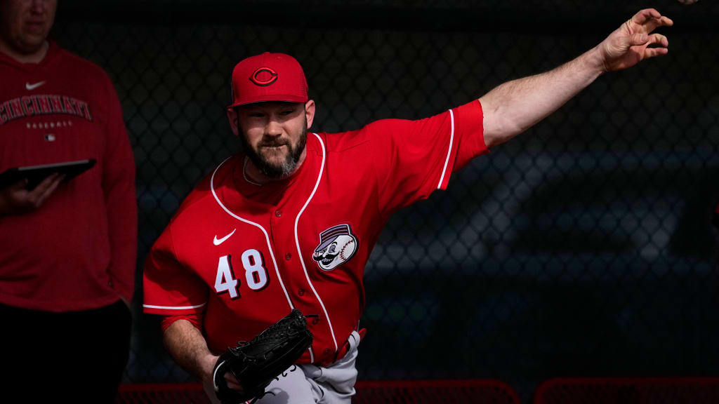 Alex Young aims to win job in Reds bullpen
