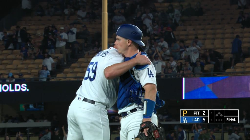 Muncy homers, Roberts gets 700th win as manager in Dodgers' 5-2