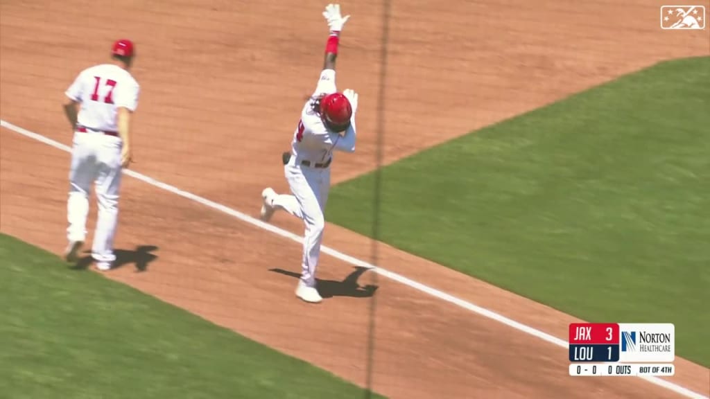 Reds prospect Elly De La Cruz hits a 465-foot home run out of the