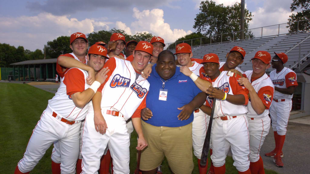 Rhashan poses with a group of players from the 2009 Crosscutters, a Philadelphia affiliate.