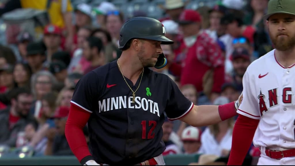 Kyle Farmer injury: Twins infielder leaves game after getting hit in the  face by a Lucas Giolito pitch 