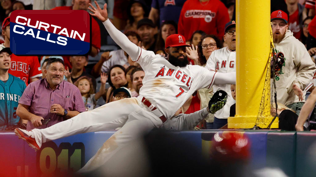 Mariners write message to hit away from Jo Adell on whiteboard