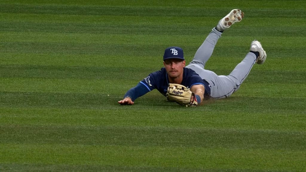 Jonny DeLuca placed on IL with right shoulder injury
