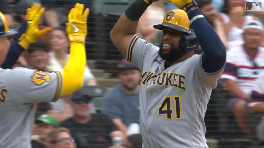 Brewers complete the sweep of the White Sox, winning 7-3