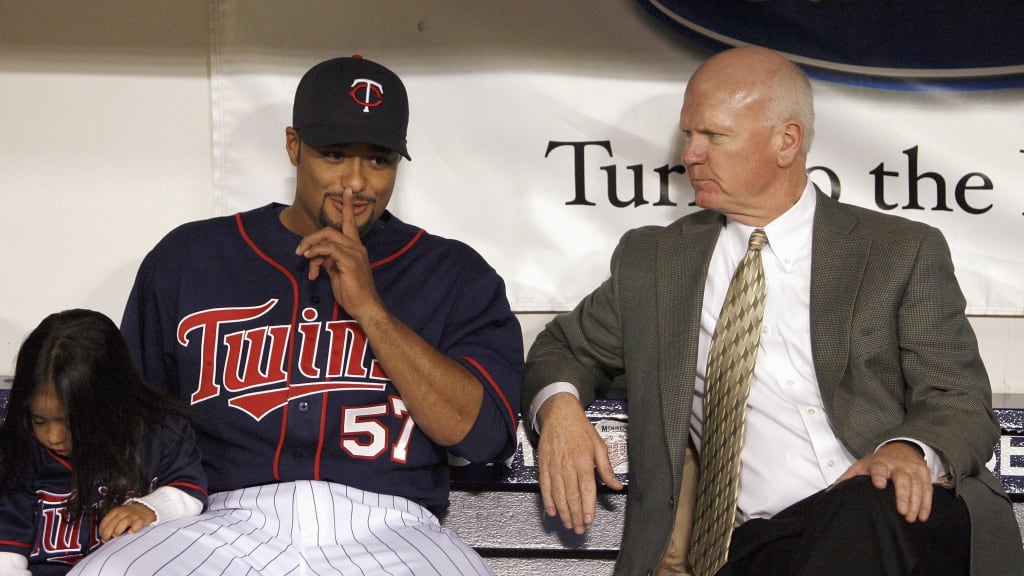 Johan Santana and Terry Ryan sit in the dugout of the Metrodome ahead of Santana receiving his second Cy Young Award on April 14, 2007. (Photo by Scott A. Schneider/Getty Images)