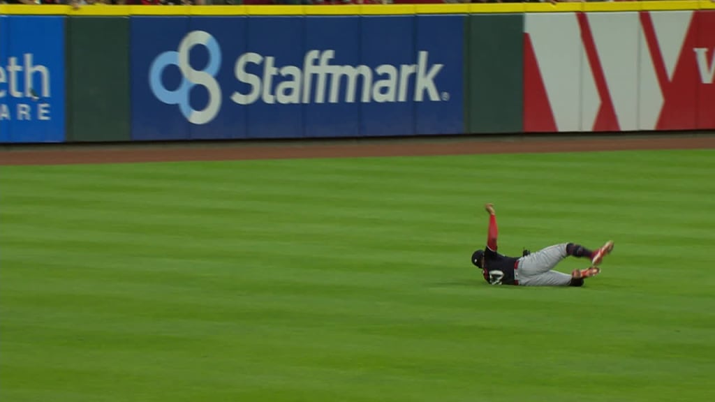 Castro homers, makes pair of spectacular catches to lead Twins over Reds 7-0