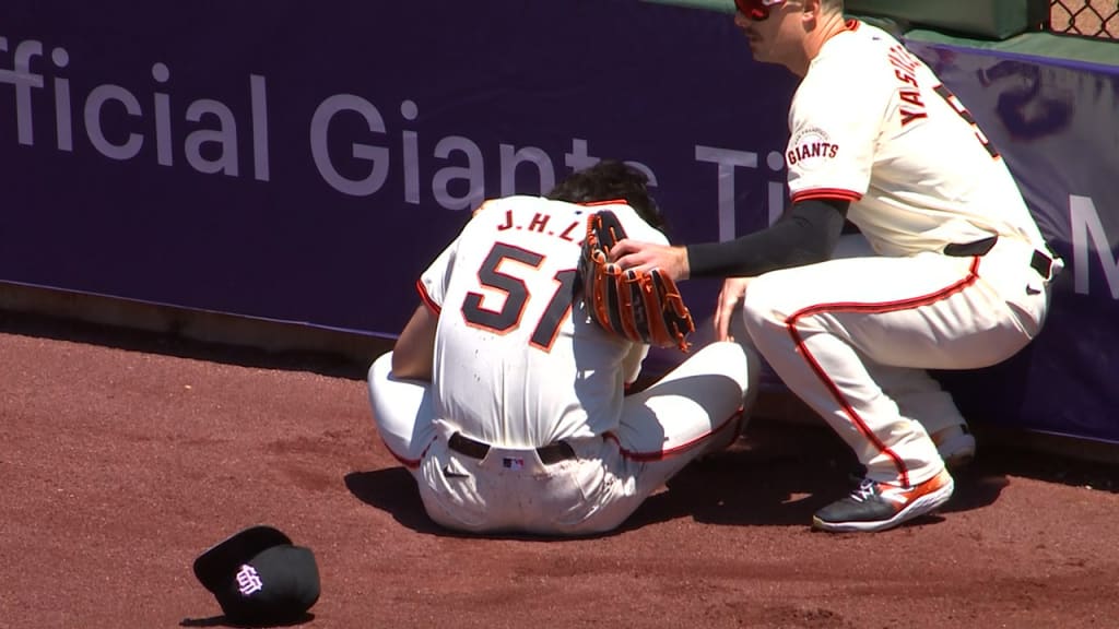 Jung Hoo Lee exits after hitting the wall in center