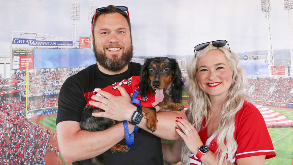 SF@CIN: Reds fans bring dogs to Bark in the Park 