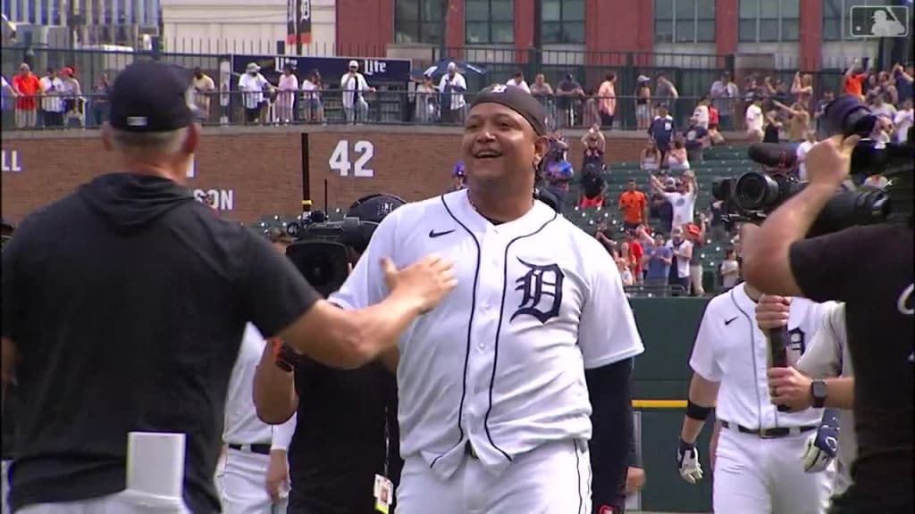 Today, we say farewell to an icon. 💙🧡 @Miggy24 will bat 3rd for the  @Tigers in his final career game today at 3:10 pm ET.