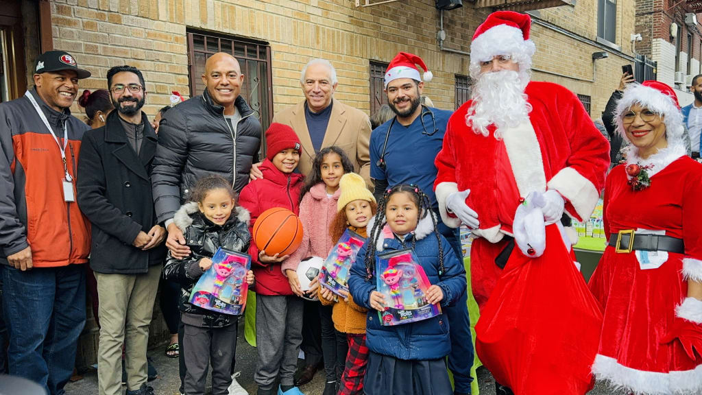 Mariano Rivera, el doctor Ramón Tallaj, Santas Claus, y otros invitados, hicieron felices a los niños en la entrega de juguetes.