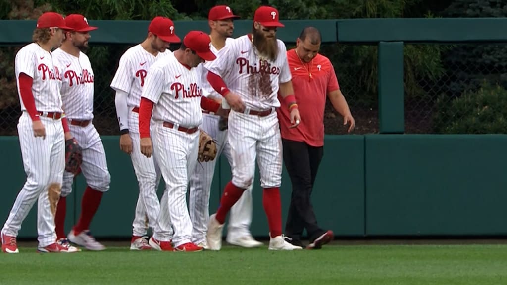 Teammates come to the aid of Philadelphia Phillies center fielder