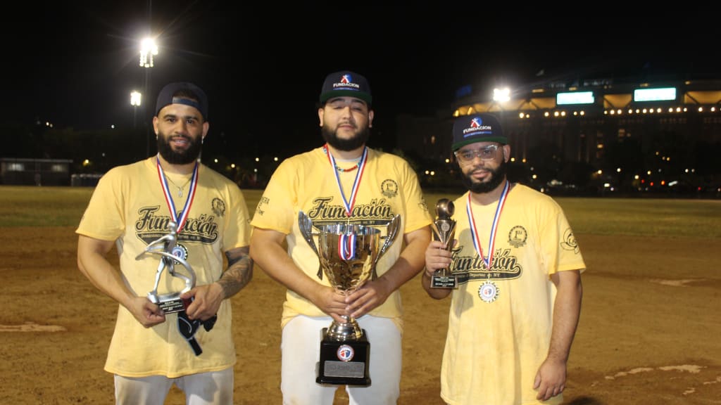 Los campeones Team Kapicúa, posan muy felices después de la victoria