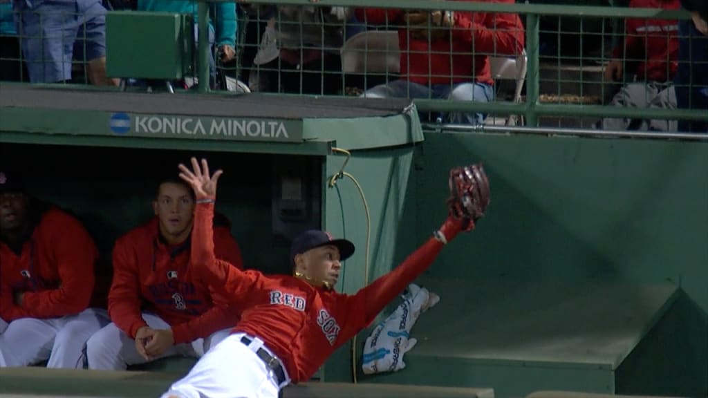 Edmonds makes epic catch  This Jim Edmonds catch is one of the