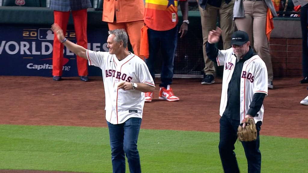 Biggio throws 1st pitch to Bagwell