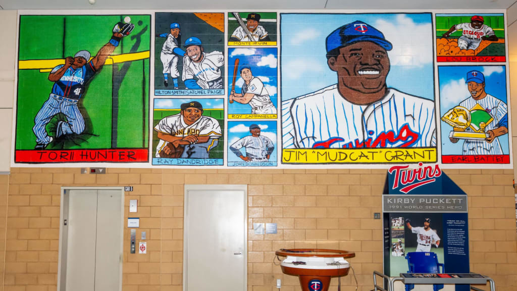 Twins unveil Baseball Heroes mural at Target Field