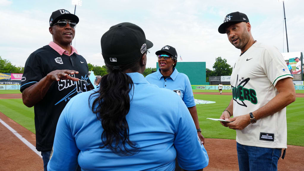 Barry Bonds (left) and Derek Jeter exchange the lineup cards.