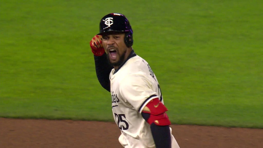 Byron Buxton's game-tying solo homer (1)