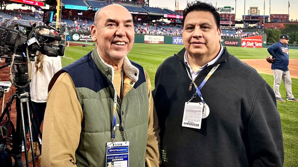 Alex Treviño junto al equipo de transmisión de los Astros