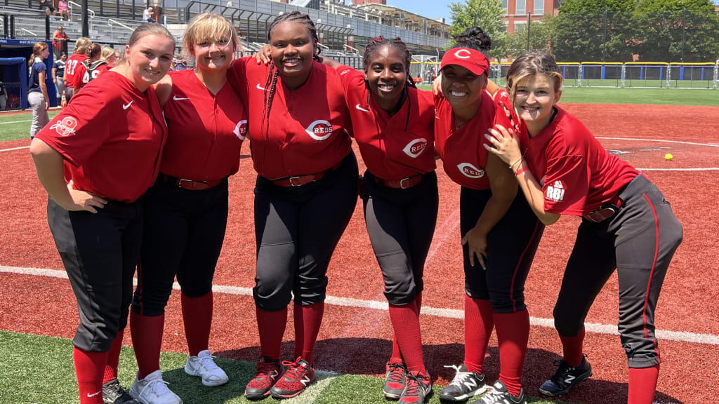 Young players get lessons at Cincinnati Reds Legends Youth