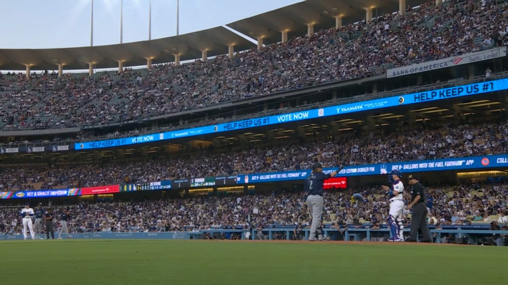 Justin Turner receives standing ovation in LA return