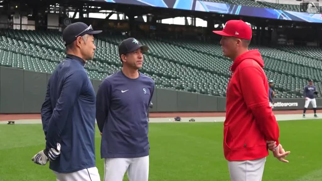 Goold] Lars Nootbaar shows the Ichiro Suzuki signed jersey he