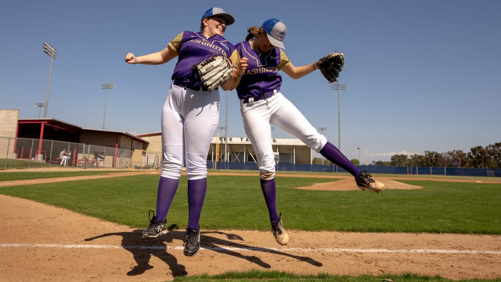 Washington's Ginger Harris and Rachel Bigelis. (Jean Fruth/Grassroots Baseball)