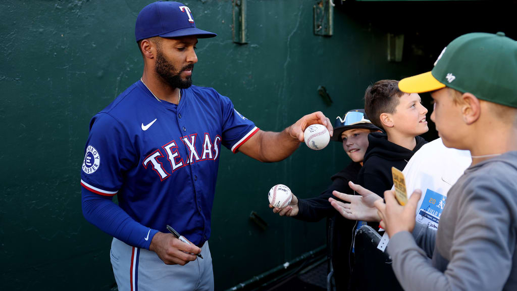 Marcus Semien signs autographs for some young A's fans at the Coliseum (Photo: Ezra Shaw/Getty Images)