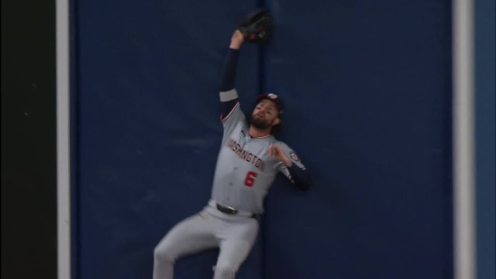 Jesse Winker's warning track grab