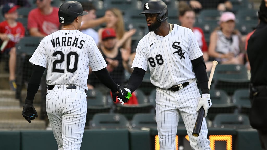 Vargas takes on welcoming role in Chicago's clubhouse