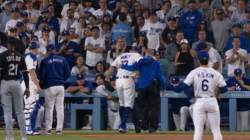 Max Muncy sustains knee injury vs. White Sox