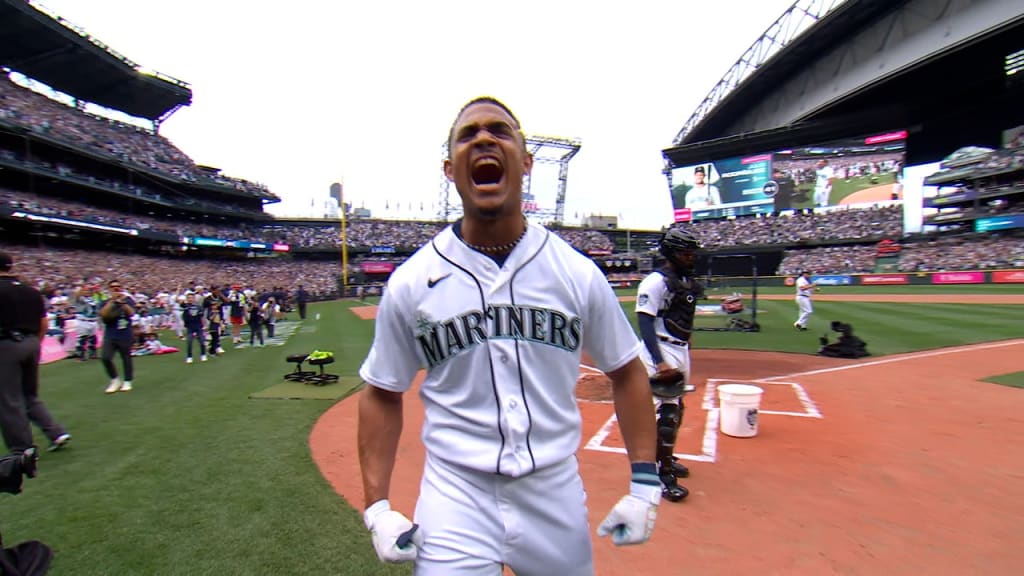 Mariners' Julio: 'Electric' derby crowd 'meant the world to me' - Seattle  Sports