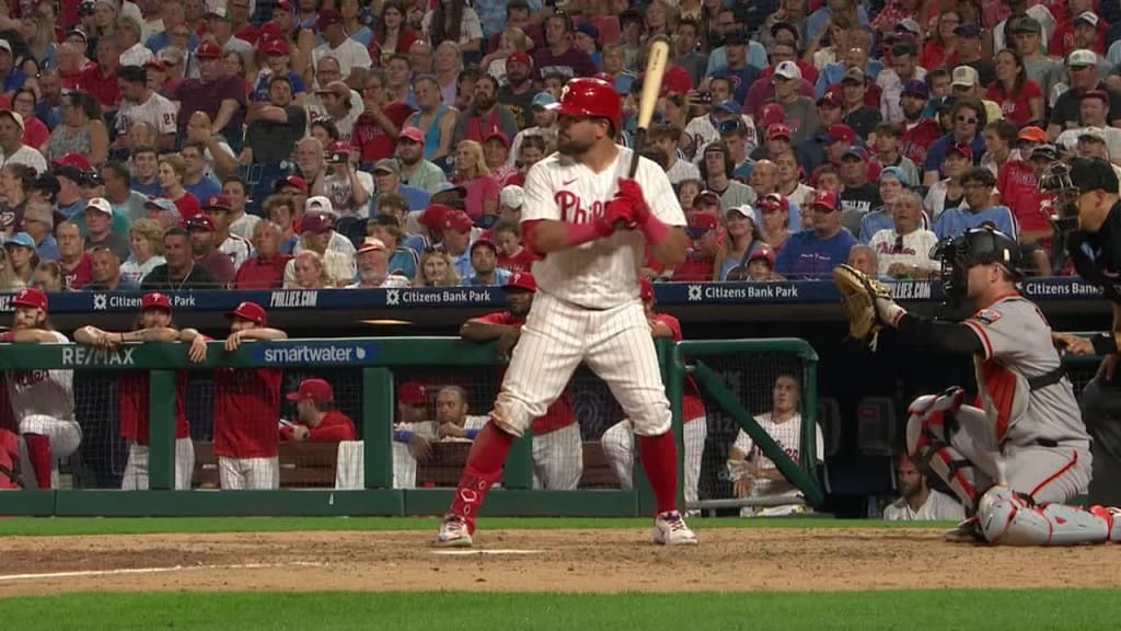 Kyle Schwarber extends homer streak as Phils edge Brewers