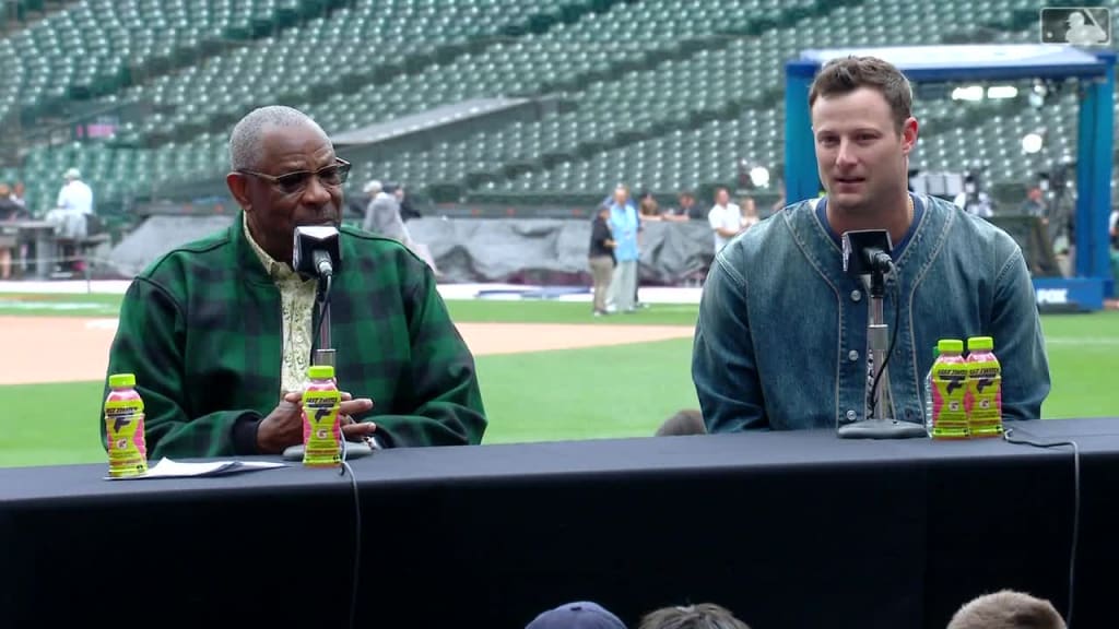 Hal the Hot Dog Vendor Helps Out-of-Work Ballpark Vendors