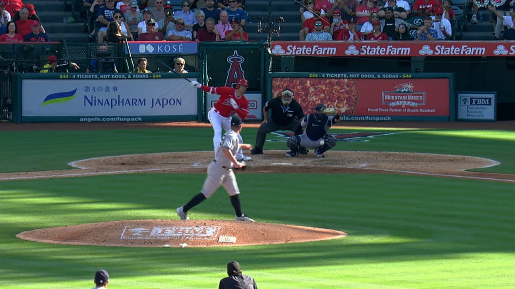 Frustrated Giants' Carlos Rodon kicks bat in dugout, almost takes