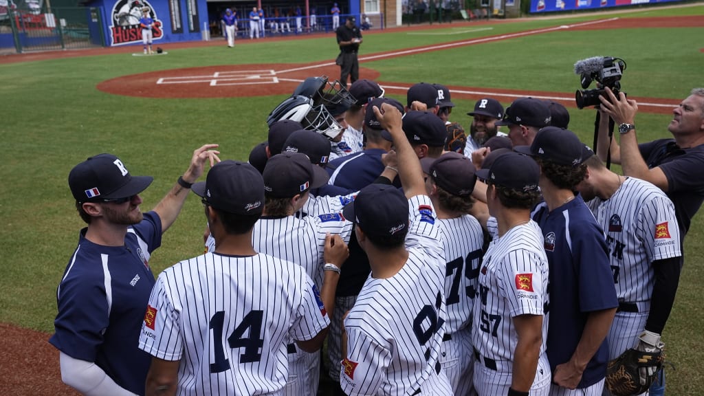 The Rouen Huskies prepare to take the field at the European Cup. Photo by Glenn Gervot / WBSC Europe