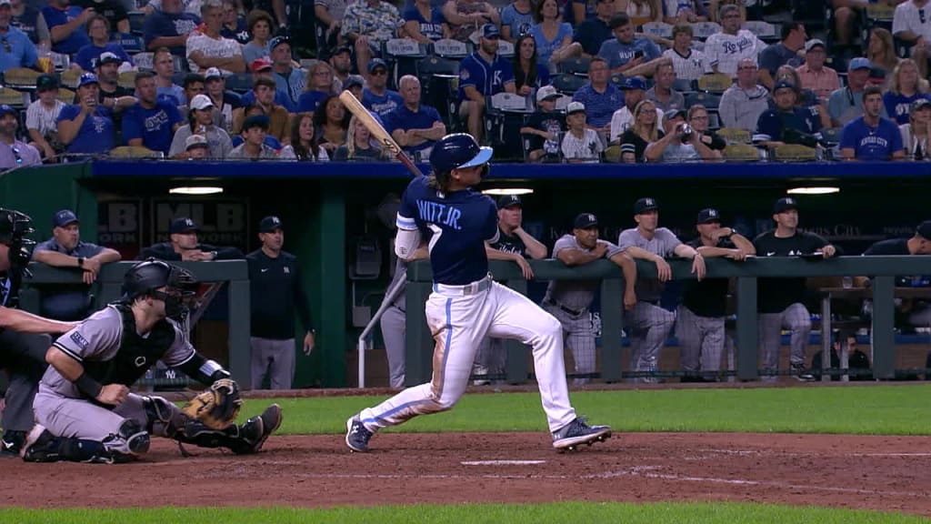 Witt Jr. homers, joins 30-30 club