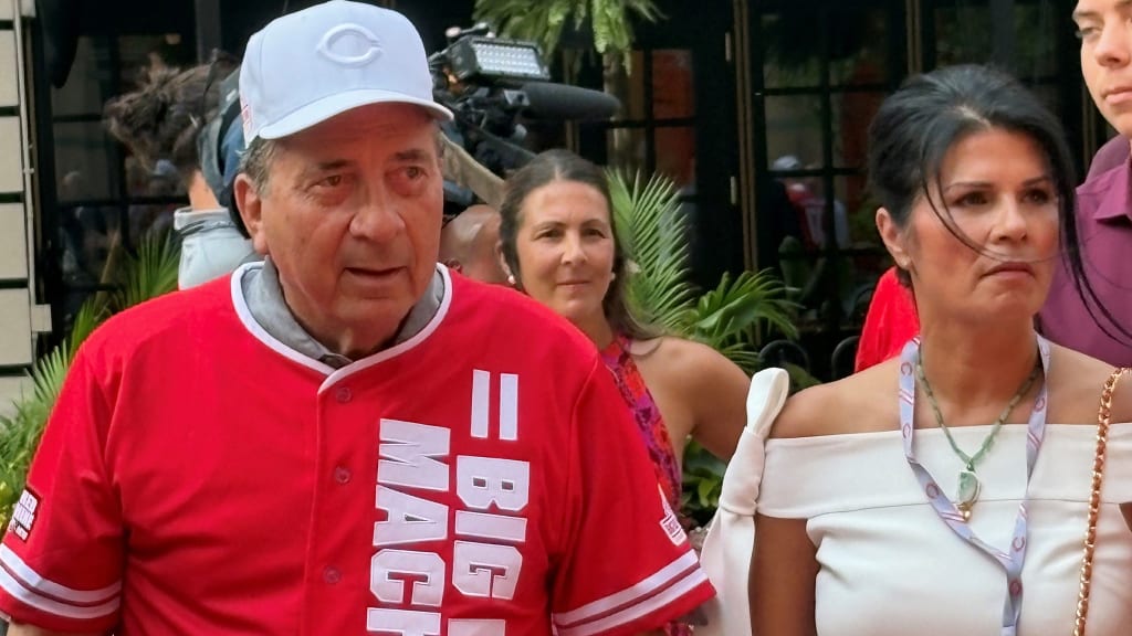 The Reds Hall of Fame and Johnny Bench organized gathering 23 members from the 1975-76 teams together. (Mark Sheldon/MLB.com)