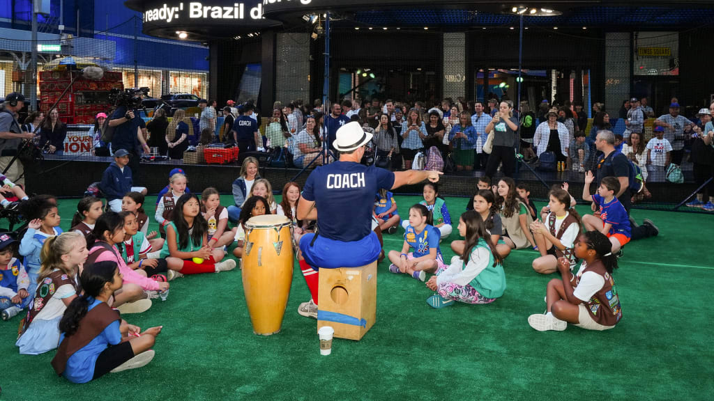 James "Coach Ballgame" Lowe teaches Girl Scouts about the game. (Mary DeCicco/Getty)