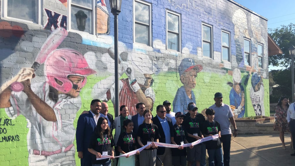 MLB, Rangers and local government officials unveil “Latino/a Baseball & Softball Dreams” mural with artist Juan Velazquez (Photo courtesy of Drew Davison)