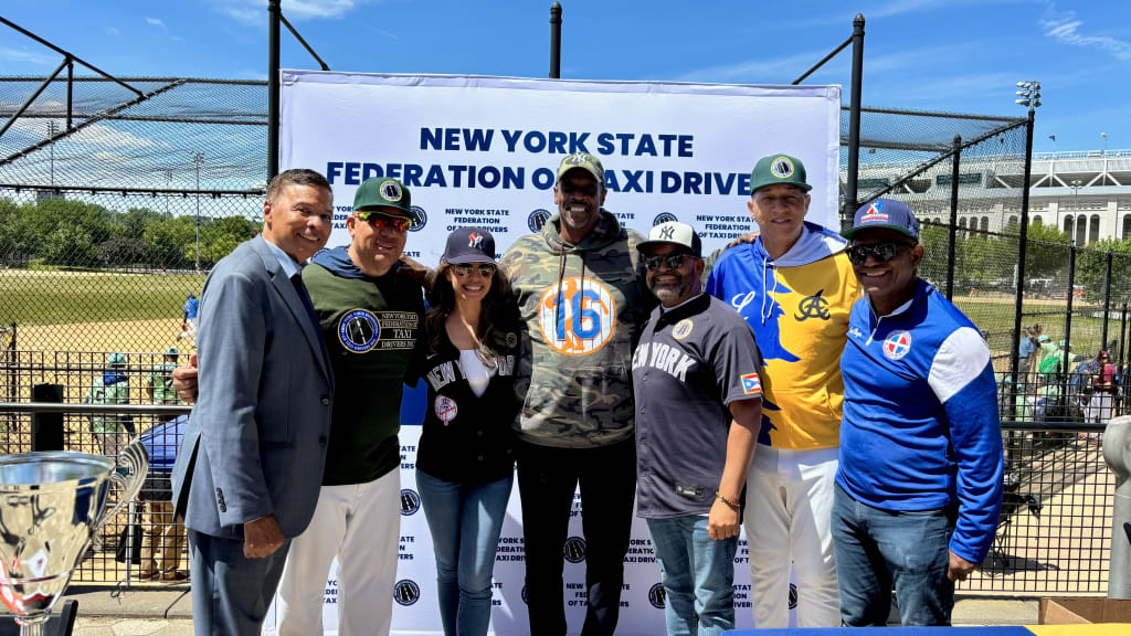 Dwight Gooden, ex lanzador de los Mets y Yankees de Nueva York, aparece compartiendo con Bartolo Colón, Julián Tavárez, Steve Rivera, Daniel Reyes (Quemaito), Nicole Beatriz y Ray Negrón.