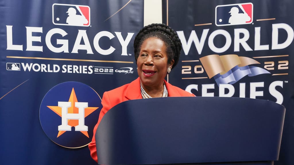 Leaf blower, brave employee save Astros' World Series banner unveiling