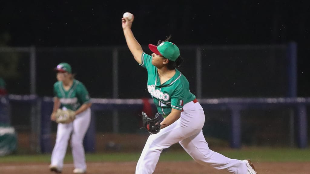 Rosi del Castillo pitches against Canada at the WBSC Women's Baseball World Cup. Photo courtesy WBSC.