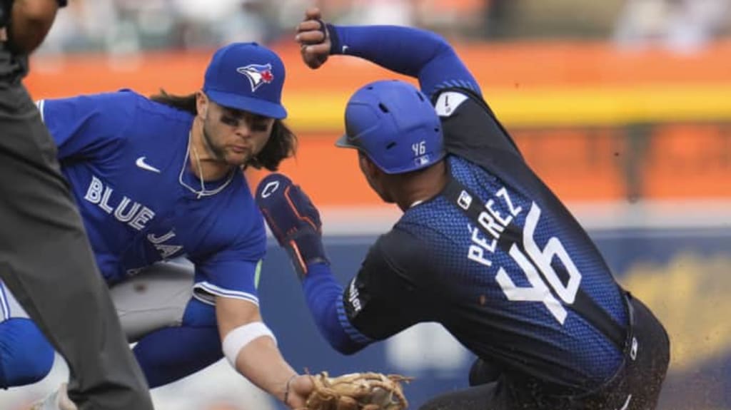 Danny Jansen catches Wenceel Pérez stealing