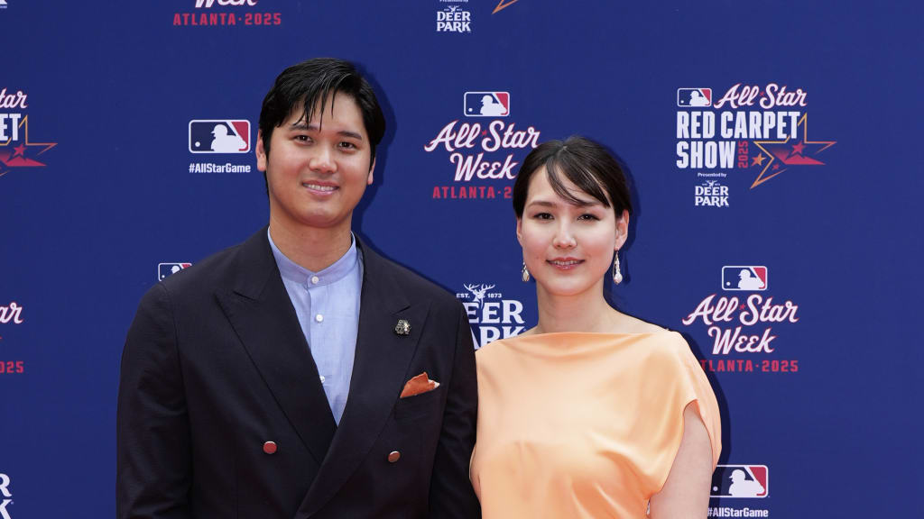 MLBのキャンバスファッションのきれいなウエストの男女のお金の色のメッセージは 日本人選手もドレスアップしてレッドカーペットに登場
